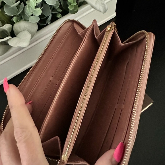 Louis Vuitton Monogram Vernis Ikat Pink Flower Zippy Wallet EXCELLENT Condition - Picture 8 of 11